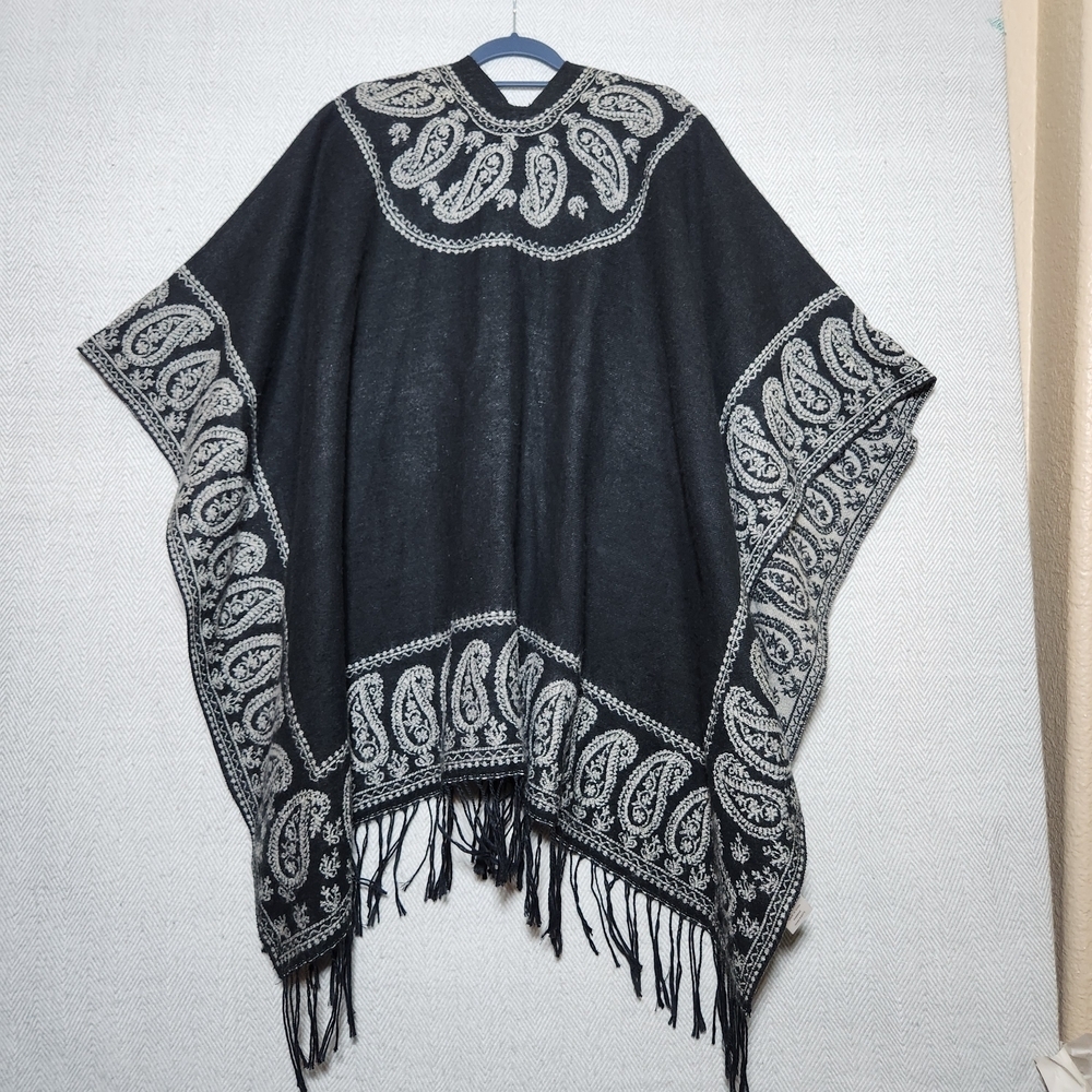 Tasseled Knit Black and White Paisley Poncho One Size - Picture 2 of 8